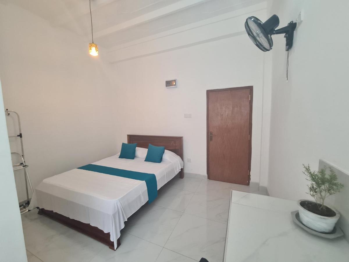 Ceylon Lodge - Airport Transit Hostel Negombo Extérieur photo